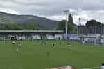 Partido de fútbol en el interior del Campo do Vao con espectadores