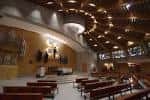 Amplia vista del interior de la Iglesia del Sagrado Corazón con sus bancos y altar