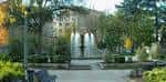 Vista panorámica de la fuente del parque rodeada de vegetación y bancos