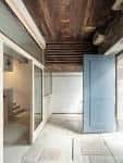 Interior moderno con techo de madera y puerta azul