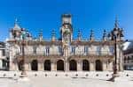 Fachada barroca de la Casa Consistorial de Lugo bajo cielo azul.