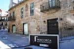 Vista frontal de la Pinacoteca Francisco Fernández del Riego con su cartel identificativo