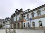Fachada del Pazo Provincial de San Marcos con banderas en la Praza de Lugo