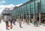 Fachada acristalada del Mercado de la Plaza de Lugo con personas en la calle