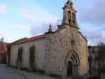 Exterior de la Iglesia de Santiago de Bembrive bajo cielo azul