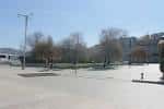 Amplia explanada de la Plaza de la Estrella con árboles y edificios en la distancia