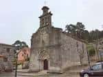 Iglesia de Santa María de Castrelos en un día nublado con entorno urbano