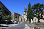 Vista panorámica de la plaza y la entrada del Convento de San Domingos de Bonaval con árboles