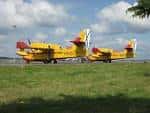 Dos aviones Canadair CL-215 en la pista de aterrizaje del aeródromo