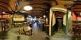 Vista panorámica del interior del Café Cultural Auriense con mesas y barra