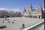 Vista elevada de la Plaza de María Pita con gente y edificios circundantes
