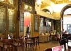 Rincón acogedor del salón con sofás y mesas de café