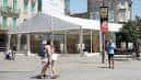 Carpa de evento literario en una plaza de Pontevedra