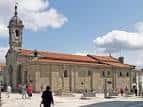 Vista exterior de la Iglesia de San Fiz de Solovio con la plaza y personas