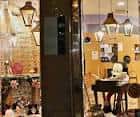 Escaparate de tienda de manualidades con figura de Mickey Mouse y decoración festiva
