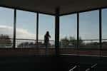 Interior del museo con grandes ventanales y vistas al exterior