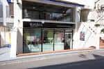 Fachada exterior de un centro Kids&Us con grandes ventanales