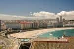 Vista aérea de la playa de Orzán y el paseo marítimo con edificios de la ciudad