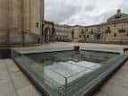 Fuente moderna de agua en la Praza de Santa María con edificios históricos