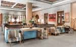 Amplia zona de recepción y lounge del hotel con mobiliario moderno