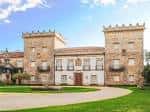 Fachada principal del Pazo de Castrelos bajo un cielo azul claro