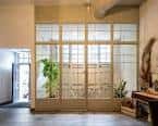 Amplia sala interior con ventanales de cristal y plantas decorativas