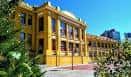 Fachada principal del CEIP Curros Enríquez con arquitectura clásica