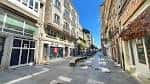 Calle Bispo Aguirre en un día soleado con edificios