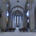 Interior de la iglesia del Convento de San Domingos de Bonaval, mostrando la nave principal y el altar