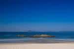 Detalle de la orilla de la Playa de Samil con rocas y mar azul