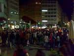 Gran multitud celebrando un evento nocturno en la Praza Roxa