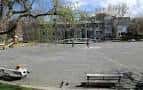 Amplia zona pavimentada de la Plaza de la Tolerancia, ideal para eventos