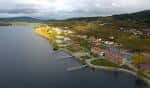 Vista aérea del Club Náutico Castrelo de Miño y el embalse en un día nublado