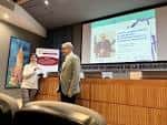 Sala de conferencias o aula magna con pantalla de proyección y podio