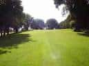 Amplia vista de un fairway verde y despejado del campo de golf.