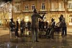 Monumento 'La Tertulia' iluminado por la noche en la Praza de San Xosé