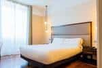 Habitación de hotel con cama de matrimonio y ventanal
