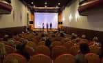 Interior del Teatro Alfonsetti durante un evento con público y pantalla