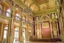 Gran salón interior o paraninfo con arquitectura clásica y balcones