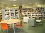 Sala de lectura y préstamo con mobiliario moderno