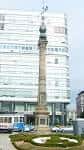 Obelisco dos Cantóns de A Coruña con edificios circundantes