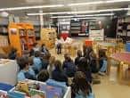 Zona infantil de la biblioteca con niños participando en una actividad