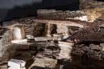 Perspectiva interior de los restos arqueológicos con estructuras de piedra