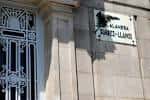 Placa identificativa de la Alameda Suárez-Llanos en la fachada de un edificio
