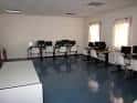 Sala interior equipada con mesas y ordenadores, apta para talleres o formación