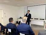 Ponente dirigiéndose a una audiencia en una sala de eventos del Club Financiero de Santiago