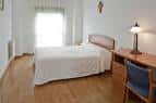 Habitación individual con cama y escritorio
