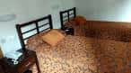 Habitación de hotel con dos camas individuales
