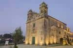Exterior del Monasterio de San Salvador de Lérez iluminado al anochecer