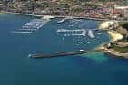 Vista aérea del puerto deportivo y la costa de Baiona